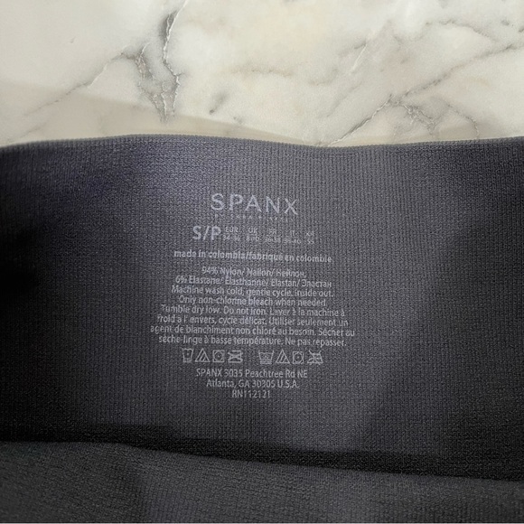 Spanx Look at Me Now Seamless Cropped Leggings Black Gray Camo Size Small - Picture 10 of 14